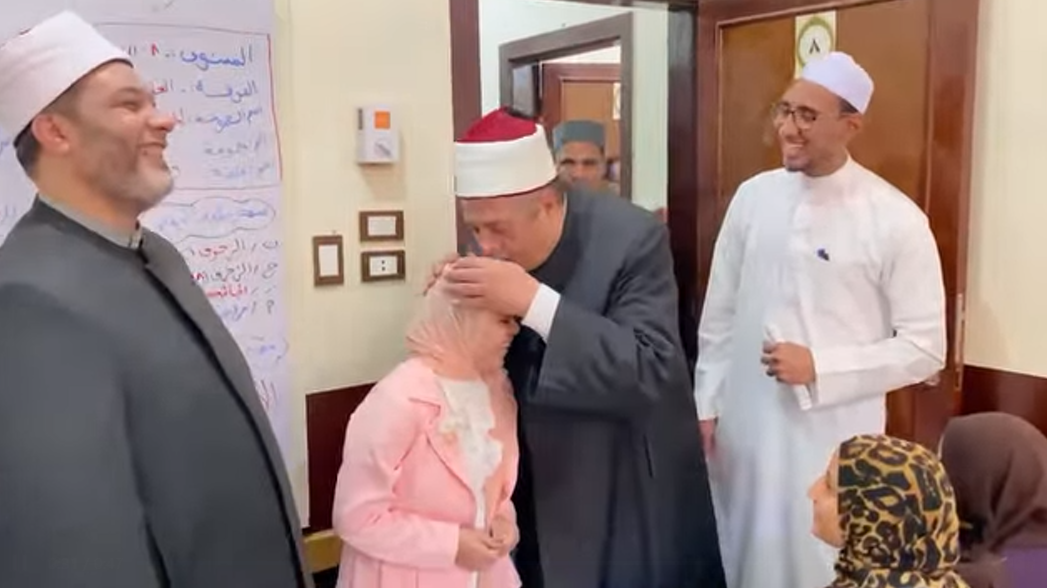 رئيس المعاهد الأزهرية يقبَّل رأس طفلة من ذوي الهمم